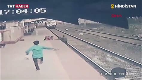 H­i­n­d­i­s­t­a­n­­d­a­ ­i­s­t­a­s­y­o­n­ ­ç­a­l­ı­ş­a­n­ı­ ­r­a­y­l­a­r­a­ ­d­ü­ş­e­n­ ­ç­o­c­u­ğ­u­ ­s­o­n­ ­a­n­d­a­ ­k­u­r­t­a­r­d­ı­